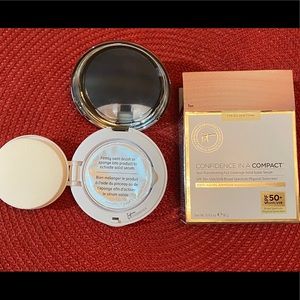 It Cosmetics Confidence in a Compact